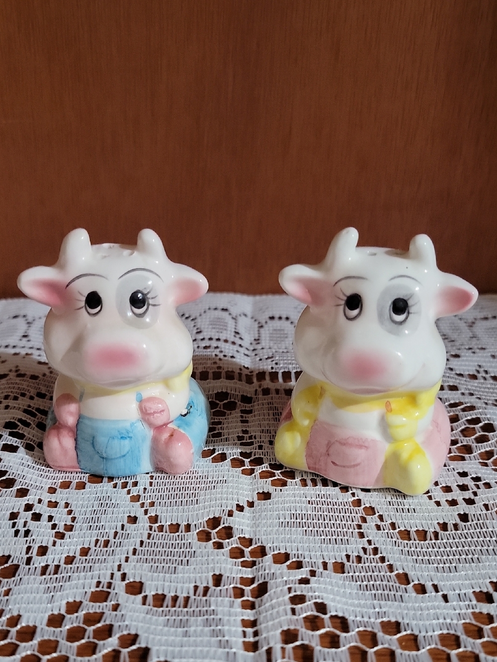 1970's Art Mark Ceramic Boy And Girl Cow Salt & Pepper Shakers - Pink & Blue